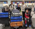 Bild: Lisa Schuh
Die Familie Schuh am Flughafen: Dick bepackt und mit Franz im Reha-Buggy.