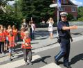 Archivbild: wro
Das richtige Überqueren der Straße will geübt sein. Polizist Berthold Walbrunn zeigt, wie es geht.