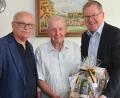 Bild: gf
Oberbürgermeister Michael Cerny (rechts) und Jo Singer (links), der Leiter der Zentralen Dienste der Stadt Amberg, gratulierten Georg Kiener am Donnerstag mit einem Geschenkkorb.
