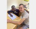 Bild: Maximilian Pecher/exb
Maximilian Pecher aus Tirschenreuth ist derzeit in Uganda und kümmert sich um Kinder mit Beeinträchtigungen. Unter anderem hilft er ihnen beim Lesen und Schreiben.