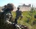 Bild: jut
Ein Team wartet beim "Best Squad"-Wettbewerb der US-Armee auf dem Truppenübungsplatz Grafenwöhr darauf, von einem Chinook-Hubschrauber abgeholt zu werden.