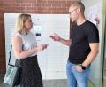 Bild: Gabi Schönberger
Martin Oppitz vom Melde- und Passamt erklärt, wie die Dokumentenbox funktioniert.