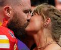 Bild: Brynn Anderson/AP/dpa
Und Kuss: Inzwischen sind Taylor Swift und Travis Kelce verlobt. (Archivbild)
