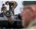 Symbolbild: Armin Weigel/dpa
Ein Kampfpanzer vom Typ Leopard II A7V des Panzerbatallions 104 steht in der Oberpfalzkaserne in Pfreimd.