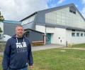 Bild: Petra Hartl
Die Eishalle Amberg ist im Sportpark „Am Schanzl“ einer der markantesten Punkte im Areal. Ihr neuer Leiter, Frank Jacobi, will nicht nur äußerlich an dem Gebäude Schritt für Schritt Verbesserungen erreichen, sondern hat auch viele Ideen für den laufenden Betrieb.