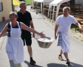 Bild: glb
Am Samstag um 15 Uhr beginnt das Högener Backofenfest – Bürgermeister Reiner Pickel und Gemeinderat Markus Schmidt bringen schon einmal Nachschub vom selbstgemachten Brotteig.