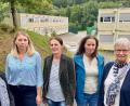 Bild: Gabi Schönberger
Erstmals übernahmen Ärzte und Pflegefachkräfte die ambulante Palliativversorgung einer Patientin im Containerdorf in Neustadt/WN (im Hintergrund). Der Einsatz forderte die Teammitarbeiter von Caritas Sozialstation Weiden und SAPV Waldnaab, von links: Caritas-Pflegefachkraft Nelli Schwabbauer, Caritas Sozialstation Leitung Tatjana Rubas, Dr. Margarete Pickert, Fachkraft für Palliativ-Care Anita Schultes und Dr. Christine Braun.