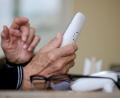 Symbolbild: Roland Weihrauch/dpa
Eine ältere Dame nimmt in ihrer Wohnung ein Telefongespräch an. (zu dpa: „Schockanruf in Erfurt - Seniorin verliert 30.000 Euro“)