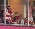 Bild: Charlie Riedel/AP/dpa
Er jubelt, sie wirft ihm einen verliebten Blick zu: Travis Kelce und Taylor Swift bei einem College-Football-Spiel.