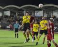 Bild: Hubert Ziegler
Kapitän Mario Schmien und der FC Amberg ergatterten am Freitagabend ganz spät ein 1:1 gegen die SpVgg Pfreimd.
