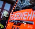 Bild: Marijan Murat/dpa
Zusammen mit dem THW versuchen Feuerwehrleute den brennenden Lastwagen zu löschen. (Symbolbild)