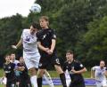 Archivbild: mhs
Samuel Hadasch (schwarzes Trikot beim Kopfball) und seine Teamkollegen vom 1. FC Schwarzenfeld sind beim BSC Regensburg zu Gast.
