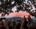 Bild: Xing Guangli/XinHua/dpa
Touristen fotografieren mit ihren Handys den farbenfrohen Sonnenuntergang über der chinesischen Hauptstadt.