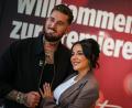 Archivbild: Christoph Reichwein/dpa
Die Reality-Stars Leyla und Mike Heiter (r) gaben sich das Ja-Wort.