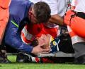 Bild: Harry Langer/dpa
Robin Fellhauer (FC Augsburg) verletzte sich am Ende des Spiel gegen Bayern am Kopf