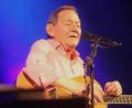 Bild: Hirsch
Austropop-Legende Wolfgang Ambros riss bei seinem Konzert in der Schwandorfer Oberpfalzhalle die Fans österreichischer Popmusik von ihren Sitzen – obwohl er selbst die Bühne mit Stöcken als Gehhilfe betrat.