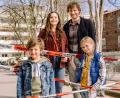 Bild: Martin Rottenkolber/ARD/DEGETO/dpa
Singlemann mit Tochter trifft Alleinerziehende mit Sohn: Philipp (Ulrich Friedrich Brandhoff, r.) mit Tochter Miriam (Mia Grace Herold, r. unten) und Frederike (Mina Tander, li.) mit Sohn Fritz (William Vonnemann, li. unten).
