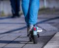 Symbolbild: Jens Büttner  /dpa
Ein E-Scooter wurde am Bahnhof in Sulzbach-Rosenberg gestohlen. Die Polizei sucht nach Hinweisen auf den Täter.