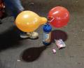 Bild: Annette Birschel/dpa
Lachgas aus Luftballons einzuatmen, ist kein harmloser Party-Spaß. Die gesundheitlichen Folgen können gravierend sein. (Archivbild)