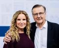 Bild: Christoph Soeder/dpa
Katja Burkard und Hans Mahr gaben sich in Österreich das Ja-Wort. (Archivbild)