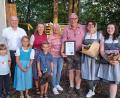 Bild: mnt
50 Jahre kommen die Henselers (rechts im Bild: Rainer, Claudia und Paula) aus Heisterbacherrott zum Urlaub machen nach Thanstein. Das hat man gemeinsam mit Freunden und Gastgebern auf der Thansteiner Burg gefeiert.
