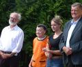 Bild: Houschka
Zum 95. Geburtstag von Anna Maria Höning (Zweite von links) spielten Musikanten in Freihöls. Die Jubilarin hatte sich dazu bei der sie betreuenden Julia Schleicher (Dritte von links) untergehakt.
Mit im Bild Ruhestandspfarrer Heinrich Rosner (links) und der Fensterbacher Bürgermeister Franz Ziegelmeier (rechts).