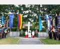 Bild: lg
Die Fahnenabordnungen begleiten die Gedenkfeier am Kriegerehrenmal auf dem Gleiritscher Friedhof.