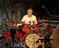 Fotos: Gerd Pöhlmann
Wolfgang Haffner auf der Bühne der Luisenburg. Dass er sein 50. Jubiläum dort mit einem Konzert feiert, ist ihm eine Herzensangelegenheit.