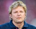 Bild: Uwe Anspach/dpa
Schalkes Sportdirektor Youri Mulder freut sich über noch einen weiteren Neuzugang für den Angriff.