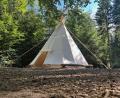 Bild: Marco Lingl/exb
Die Waldkinder "Wilde Wichtel" freuen sich über das neue Tipi, das in den Ferienwochen von fleißigen Helfern unter fachlicher Anleitung errichtet wurde.