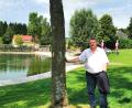 Bild: Portner
Bürgermeister Reinhard Kreuzer trifft sich zum Sommergespräch mit Oberpfalz-Medien im Moorbad. 2025 wurden hier unter anderem die Holzstege erneuert.