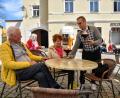 Archivbild: Petra Hartl
Da war die Stimmung noch gut: Mario de Marco bedient im Frühjahr 2023 Kunden in seinem Eiscafé Sommariva. Kurz danach gingen die Bauarbeiten an der Fassade der Marienkirche los. Das habe ihn über die Jahre so belastet, dass leider auch der Service gelitten habe.