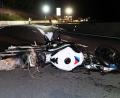 Bild: Ralf Hettler/dpa
Nach einer Frontalkollision auf der B47 bei Amorbach liegt ein beschädigtes Motorrad auf der Straße.