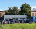 Bild: Petra Hartl
Zum letzten Mal ein voller Parkplatz? Am Montag erhielt die Belegschaft der Rohrwerk Maxhütte Production GmbH ihre Freistellungen.