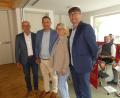 Bild: rn
Sah stellvertretender Landrat Albert Nickl (links) in Bürgermeister Markus Gradl einen noch "kommunalpolitischen Jungspund", bescheinigte ihm stellvertretender VG-Vorsitzender Wolfgang Haberberger (rechts), bei Behörden auch "Tacheles" zu sprechen. Beide würdigten zudem Ehefrau Birgit als starken Hintergrund.
