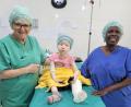 Bild: Annemarie Schraml/exb
Dr. Annemarie Schraml (links) und Schwester Makaaya halfen auch diesem fünfjährigen Mädchen mit Albinismus. Sie wurde wegen eines fortgeschrittenen X-Beins operiert.