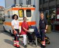 Bild: Franziska Birkner
Der Herzenswunsch-Krankenwagen bringt ein älteres Ehepaar zusammen, damit diese sich noch einmal wiedersehen können
