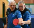 Bild: Lars Penning/dpa
Tischtennis-Training mit Parkinson-Patienten: Sven Hinrichs (r) vom Verein PingPongParkinson in Warsingsfehn.