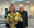 Bild: Urban &amp; Kemmler
Christine Schaller freut sich über den Blumenstrauß, den ihr Bernd Urban überreicht.