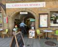Bild: Petra Hartl
Buchhandlung Dorner (links) und Café Minerva (rechts) gehören zusammen. Wer den Gang durchgeht, gelangt in den Innenhof-Garten des Cafés.
