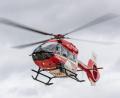 Bild: Daniel Karmann/dpa
Ein Rettungshubschrauber brachte einen lebensgefährlich verletzten Mitfahrer in ein Krankenhaus. (Symbolbild)