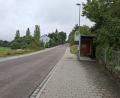 Bild: Iris Eckert [ise] (iris.eckert@oberpfalzmedien.de)
Die Postkellerstraße in Schirmitz, ein wichtige Durchfahrtsstraße in der Gemeinde, ist von 3. bis voraussichtlich 26. September für Bauarbeiten gesperrt. Das betrifft den Abschnitt von der Schreinerei Wittmann bis zum Weiß-Weiher am Ortsausgang Richtung Postkeller. Eine Umleitung ist ausgeschildert. Anlieger und Kunden der ansässigen Gärtnerei dürfen bis 14. September noch passieren, ab 15. September erfolgt dann eine Vollsperrung.