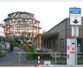 Bild: Hirsch
Besitzer von E-Autos müssen am Steinberger See weiterhin ein reguläres Parkticket lösen. Die neue Eventlocation „Panorama Seenland“ (rechts) wird am 18. September eingeweiht.