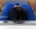 Bild: Federico Gambarini/dpa
Der Angeklagte verfolgt den Prozess in den ersten Tagen überwiegend mit gesenktem Kopf. (Archivbild)