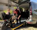 Bild: Wolfgang Steinbacher
Andrea Lehmeier befestigt die Spanngurte am Rollstuhl ihres Sohnes.