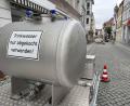 Bild: Heike Unger
Im Tankwagen haben die Stadtwerke Trinkwasser für Anwohner der Georgenstraße in Amberg bereitgestellt: Nach einem Rohrbruch war hier die Wasserversorgung unterbrochen.