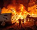 Bild: Noah Berger/AP/dpa
Ein Blitz soll den Brand ausgelöst haben.
