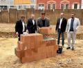 Bild: PAG Planungsgesellschaft  mbH
Grundsteinlegung im Juli mit (von links) Oberbürgermeister Jens Meyer, Hans-Jörg Schön, Vorstandsvorsitzender der Sparkasse Oberpfalz Nord, Max Völkl, Geschäftsführer der PAG Planungsgesellschaft mbH, Projektleiter Stefan Schneider und Stefan Bäuml, Geschäftsführer der Bäuml Bau GmbH.