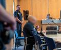 Bild: Daniel Vogl/dpa
Zu Prozessbeginn hat der Angeklagte über seinen Verteidiger eingeräumt, eine 40 Jahre alte Kollegin vom THW getötet zu haben.