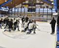 Bild: Hubert Ziegler
Neu-Trainer Jan Bönning (rechts) erläuterte beim Trainingsauftakt den Spielern des ERSC Amberg, welche Spielweise ihm künftig für den Eishockey-Bayernligisten vorschwebt.